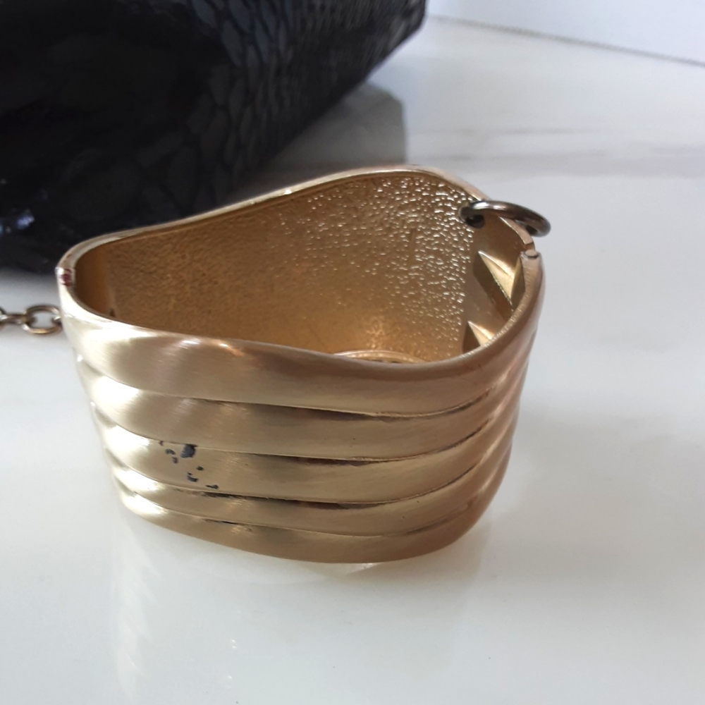 BLACK VEGAN LEATHER EMBOSSED SNAKE SKIN GOLD TONE BRACELET CLUTCH - Picture 4 of 6